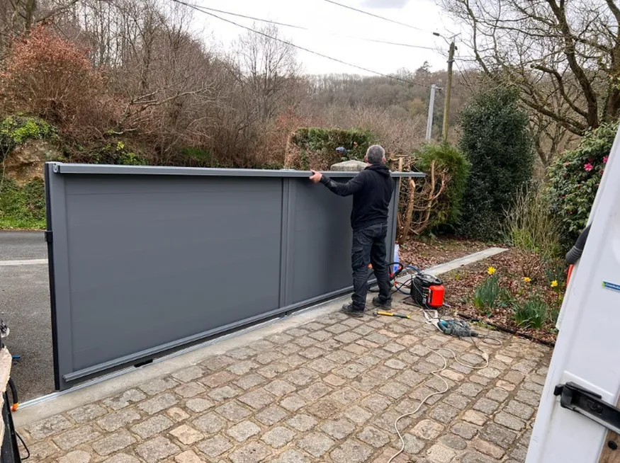 Achat et installation de portail à La Garde : sur mesure